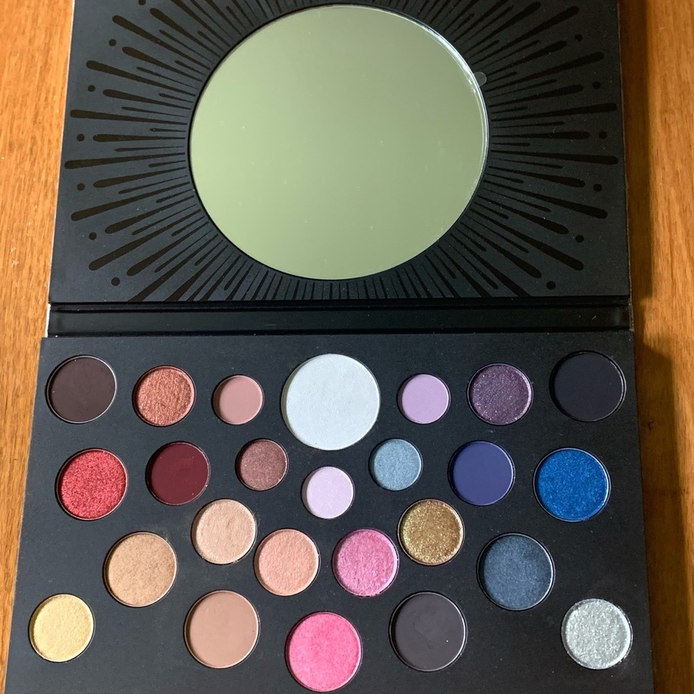 MAC Grand Spectacle Eye Shadow x 25 Palette- NEW